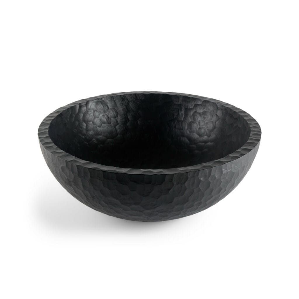 Un bol Corbeille Chopped XL noir martelé sur fond blanc.