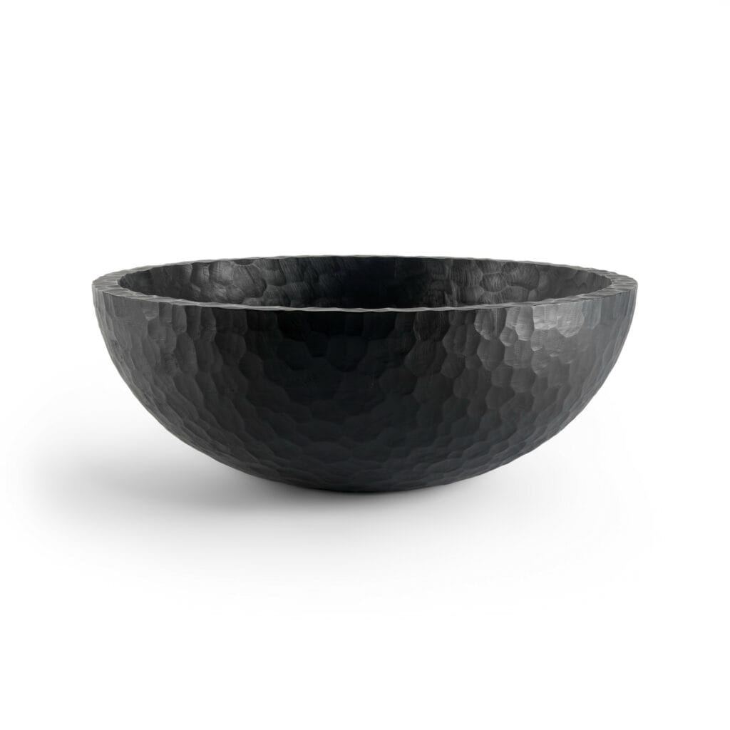 Bol Corbeille Chopped XL martelé noir sur fond blanc.