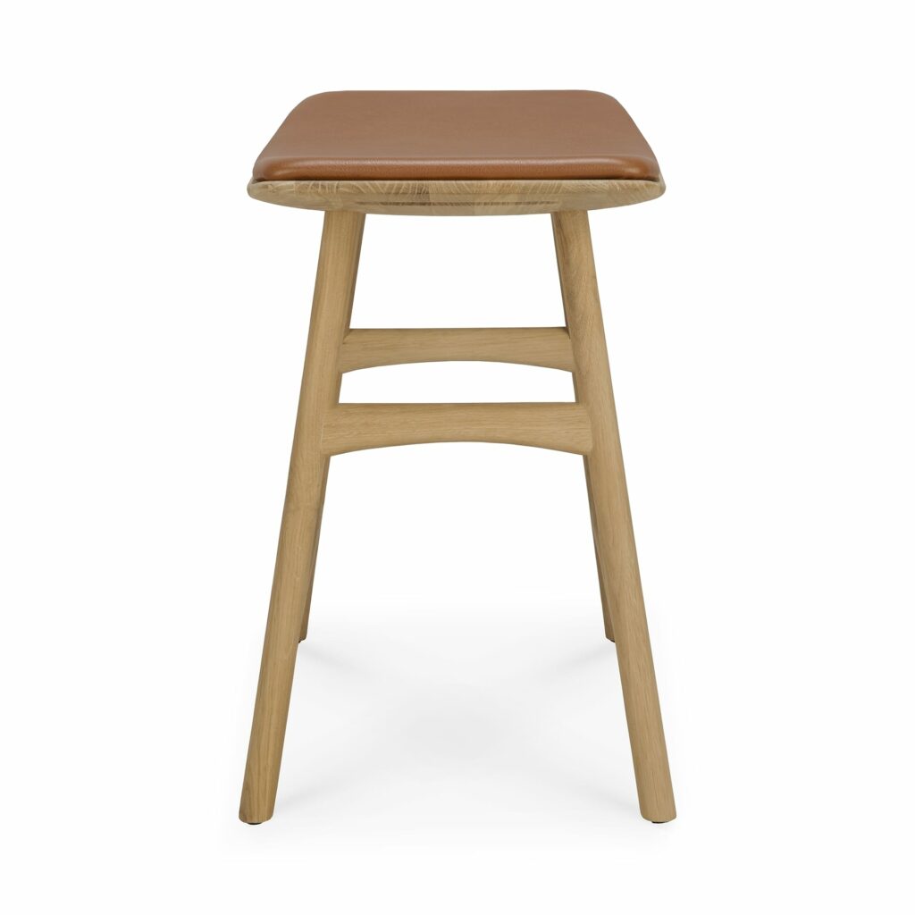 Un tabouret Osso avec un siège beige.