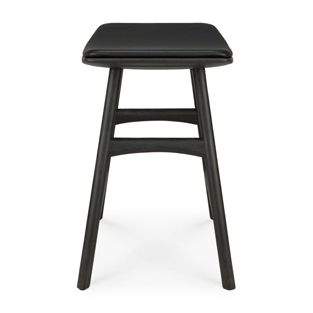 Un tabouret noir sur fond blanc.