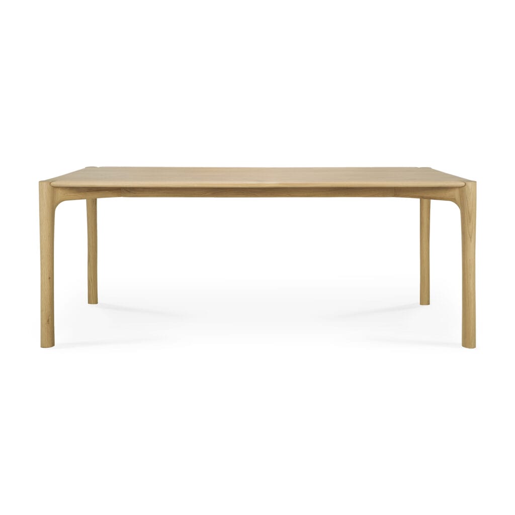Une Table PI en chêne sur fond blanc, réalisée en bois de chêne.