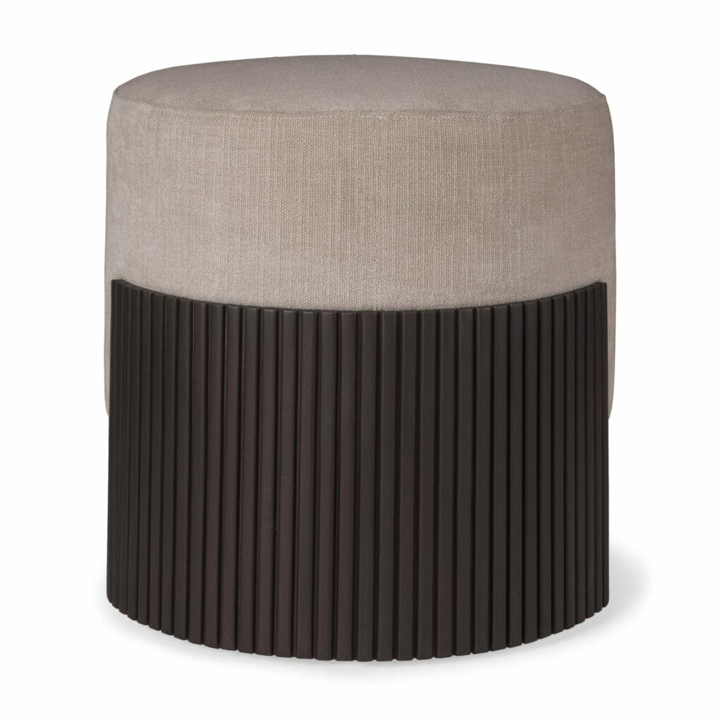 Un pouf Roller Max beige et noir avec une base en bois.