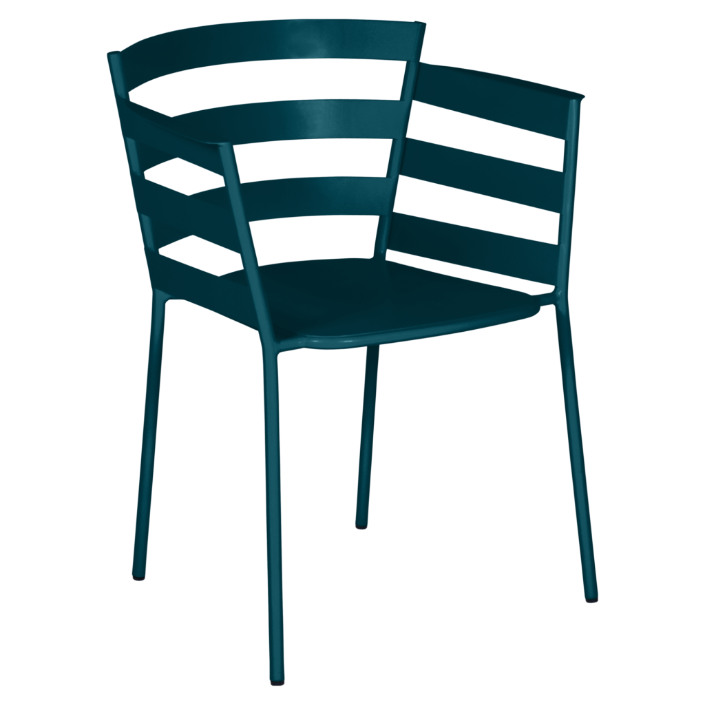 Une chaise moderne en métal bleu sarcelle inspirée du Fauteuil Rythmic, dotée d'un dossier à lattes et de quatre pieds fins.