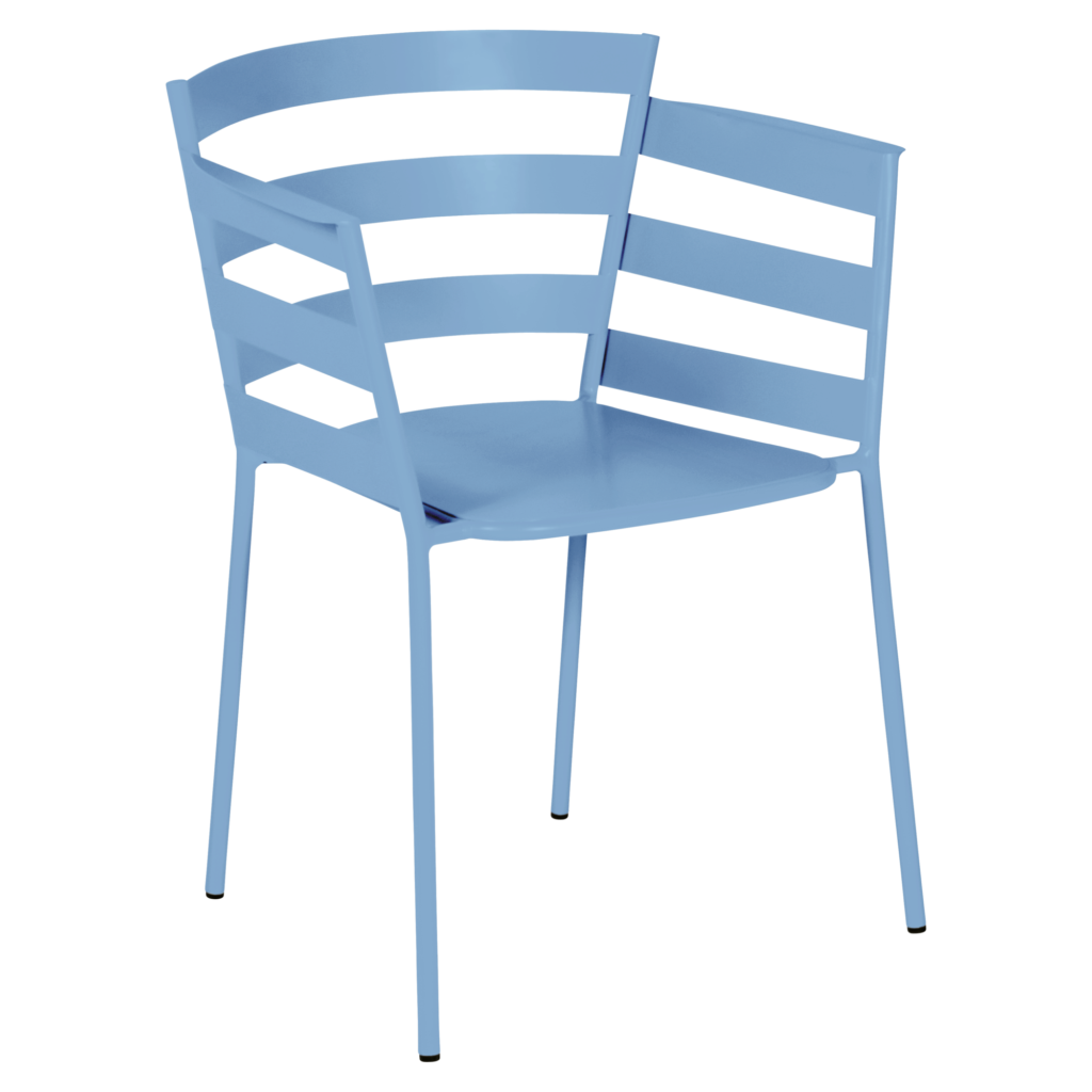 Chaise en métal bleu clair à quatre pieds, dossier arrondi et lattes horizontales sur le dos et les côtés, rappelant le design épuré du Fauteuil Rythmic.