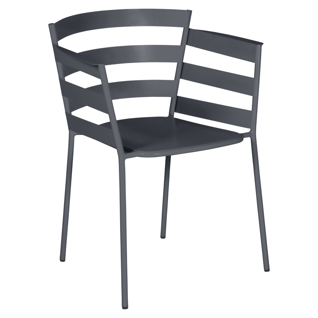 Chaise moderne en métal noir avec un dossier à lattes et quatre pieds droits, le Fauteuil Rythmic apporte une élégance contemporaine à n'importe quel espace.