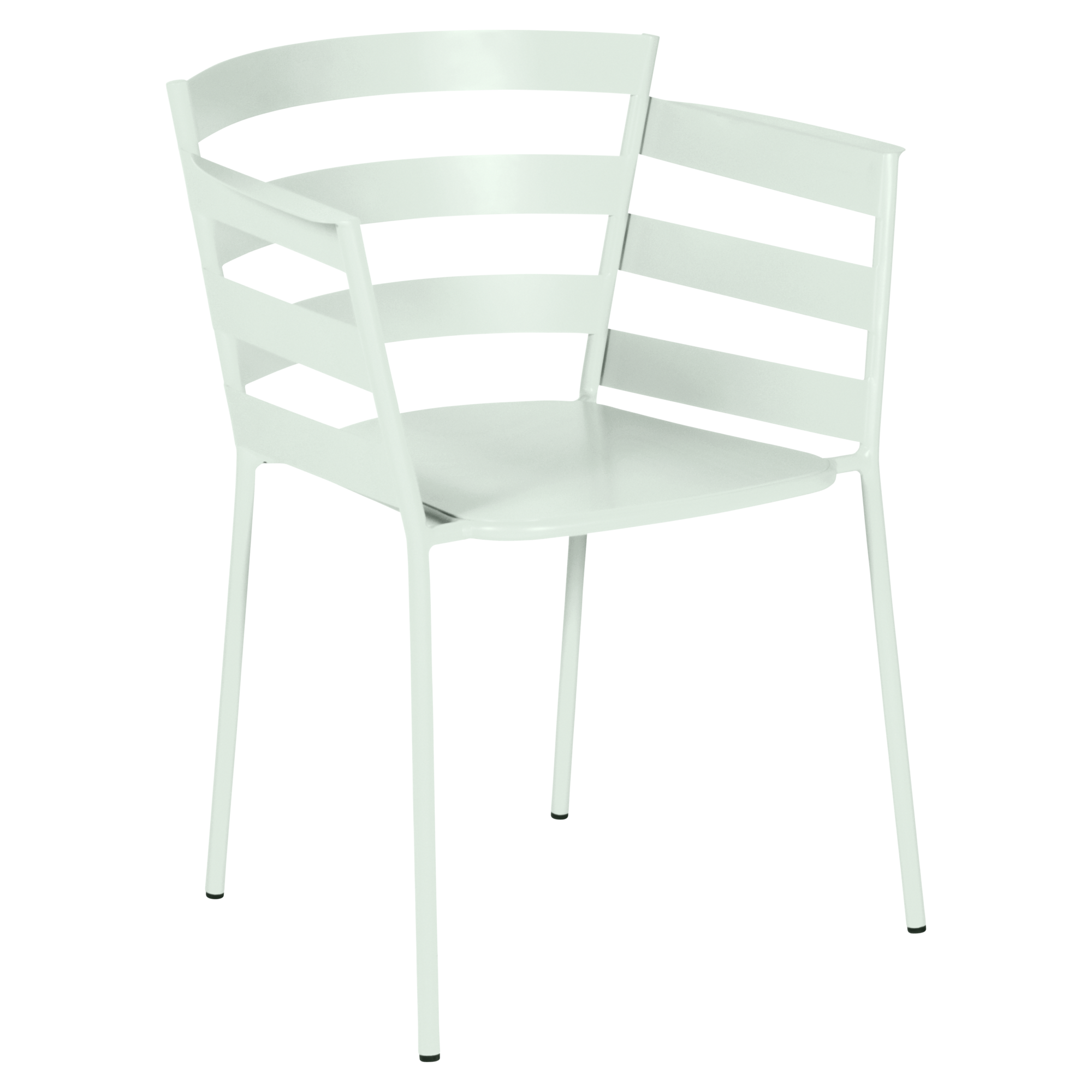 Une chaise moderne en métal blanc avec un dossier à lattes et quatre pieds droits, rappelant les lignes épurées du Fauteuil Rythmic, photographiée sur un fond uni.