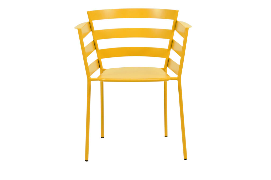 Chaise Fauteuil Rythmic en métal jaune avec un dossier incurvé à lattes et quatre pieds droits, présentée sur un fond blanc.