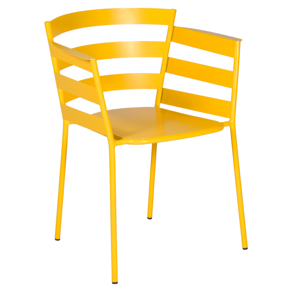 Une chaise moderne en métal jaune, inspirée du Fauteuil Rythmic, présente un dossier à lattes et quatre pieds droits.
