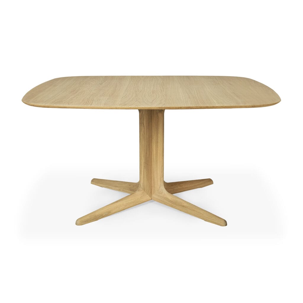 La table à manger Corto présente un plateau carré en bois de Chêne naturel huilé. Soutenue par trois pieds, cette table dégage un design épuré et minimaliste.