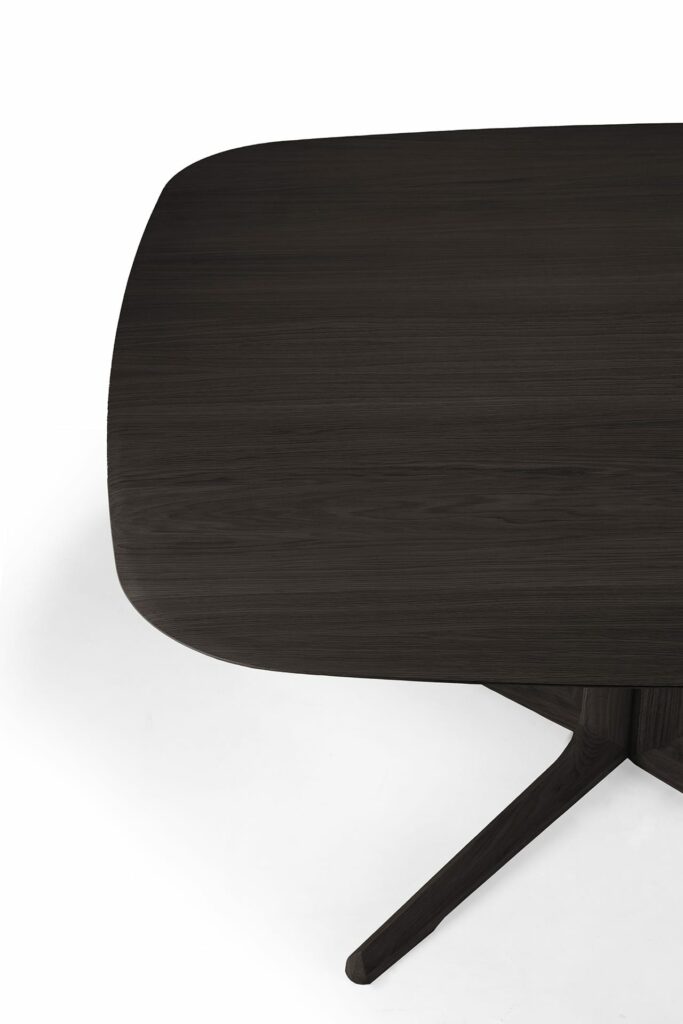 La table à manger Corto présente un design élégant et moderne avec des pieds noirs et un plateau noir. Parfaite pour tout espace salle à manger contemporain, cette table est fabriquée en Chêne teint de haute qualité.