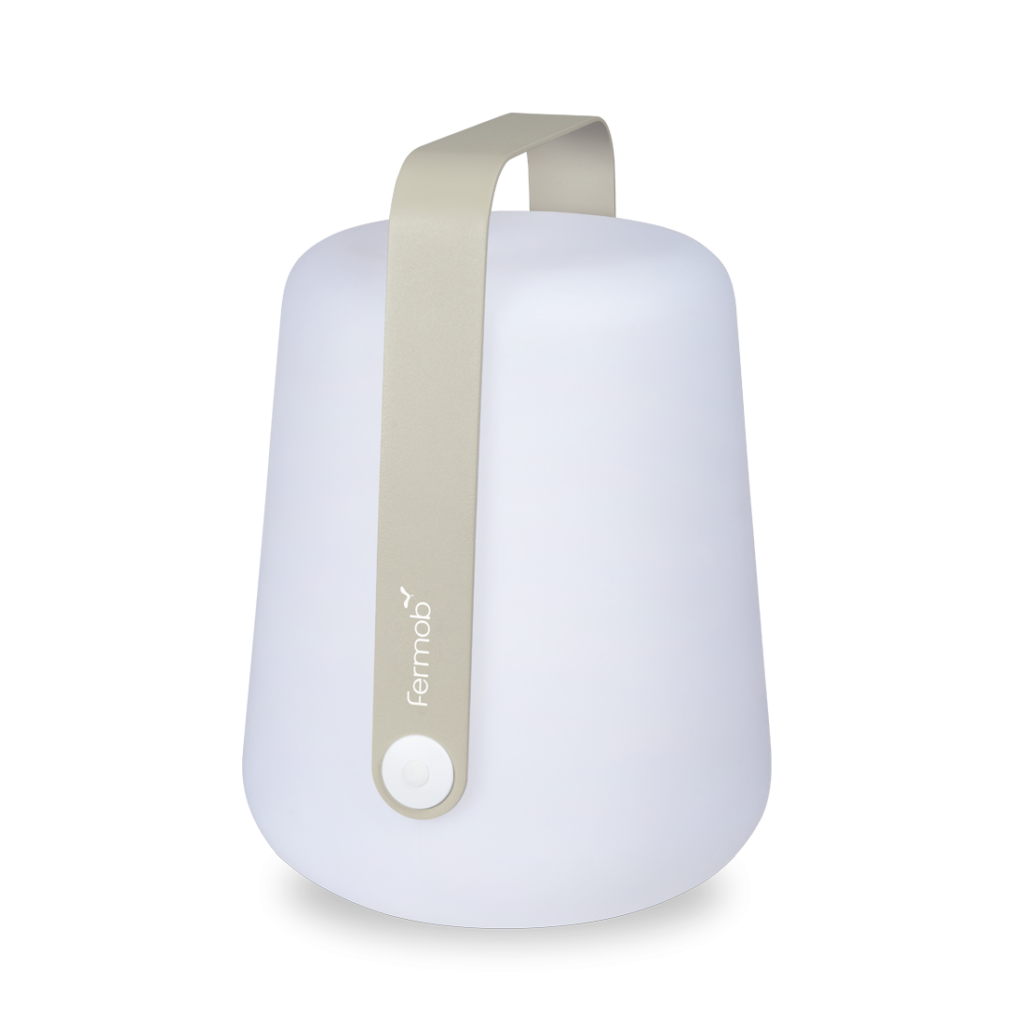 Une lampe blanche et beige avec une anse, mesurant H.38 cm.