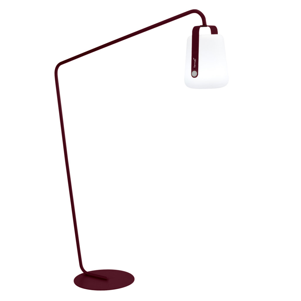 Un lampadaire avec un abat-jour bordeaux, avec des accents Cerise noire.