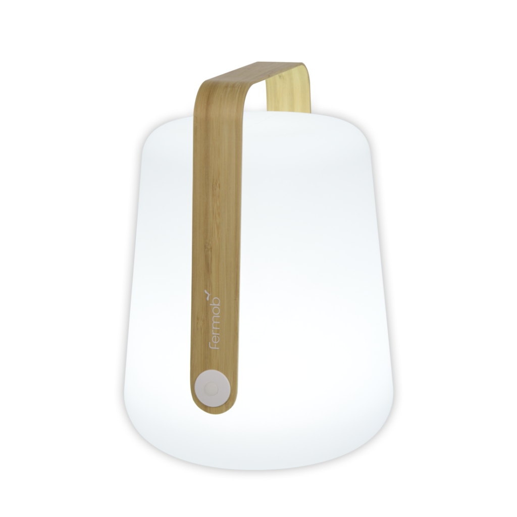 Une Lampe Balad Bambou H.38 cm dotée d'un manche en bois.