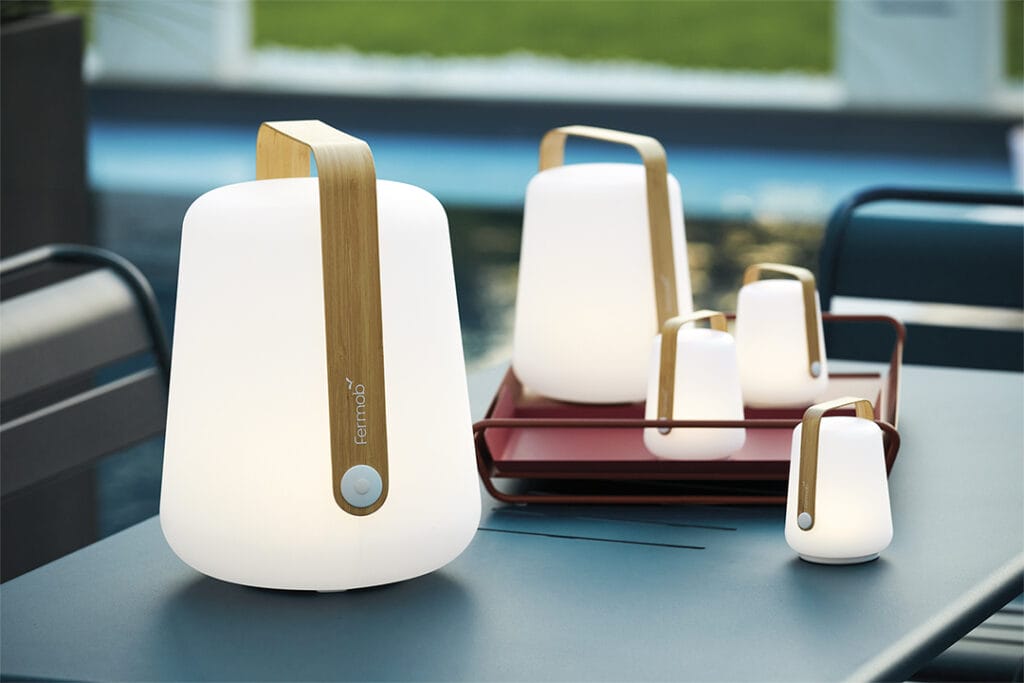 Une table Lampe Balad Bambou H.38 cm avec une lampe Lampe Balad Bambou H.38 cm dessus.