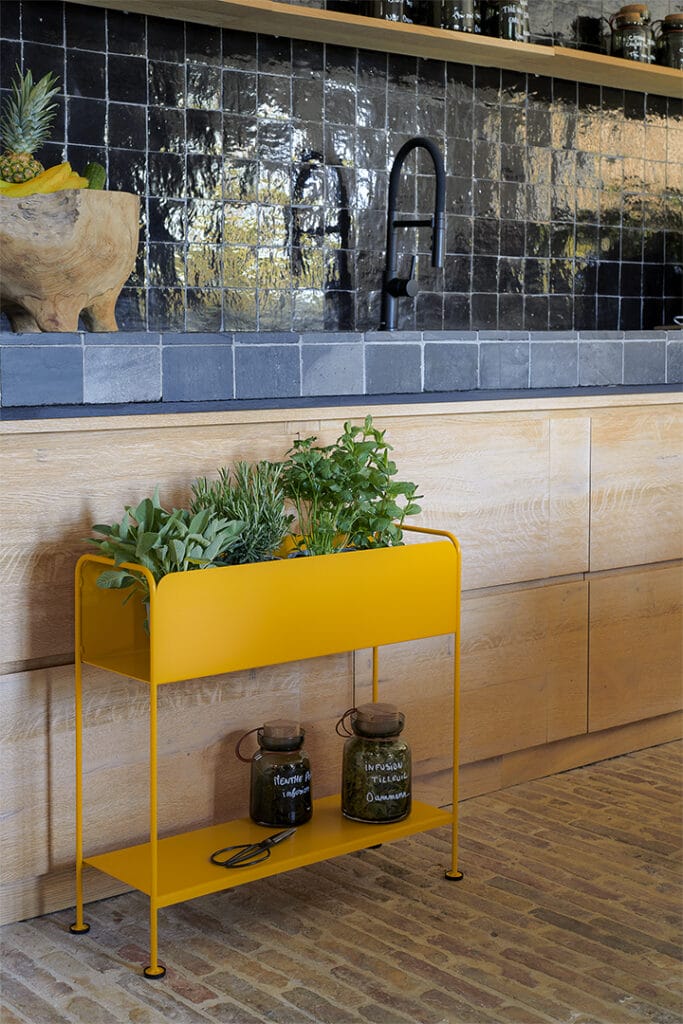 Une cuisine avec un Cache-pot Picolino jaune.