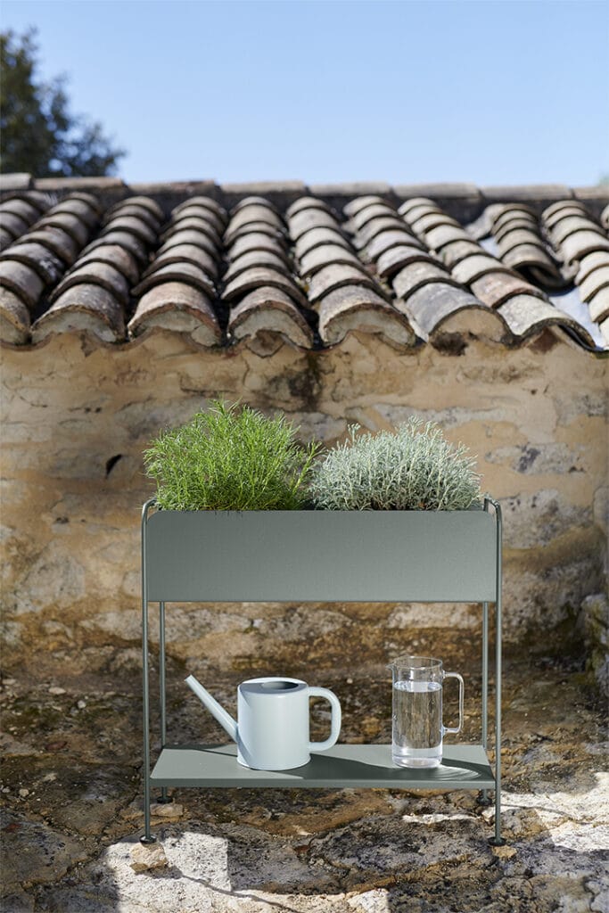 Un Cache-pot Picolino avec un arrosoir dessus.