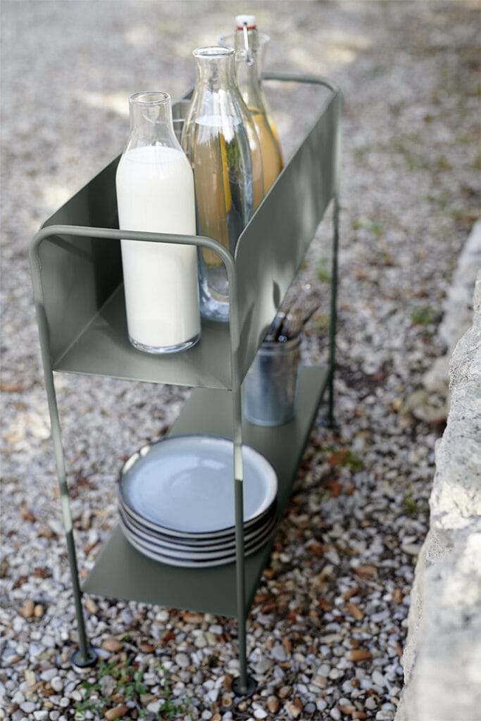 Un chariot en métal Cache-pot Picolino comprenant un pot à lait et une bouteille de lait.