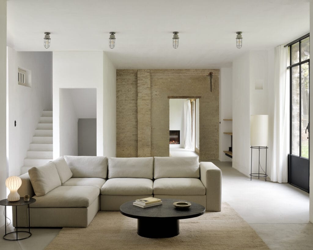 Un salon blanc avec un canapé et une table basse Slice.