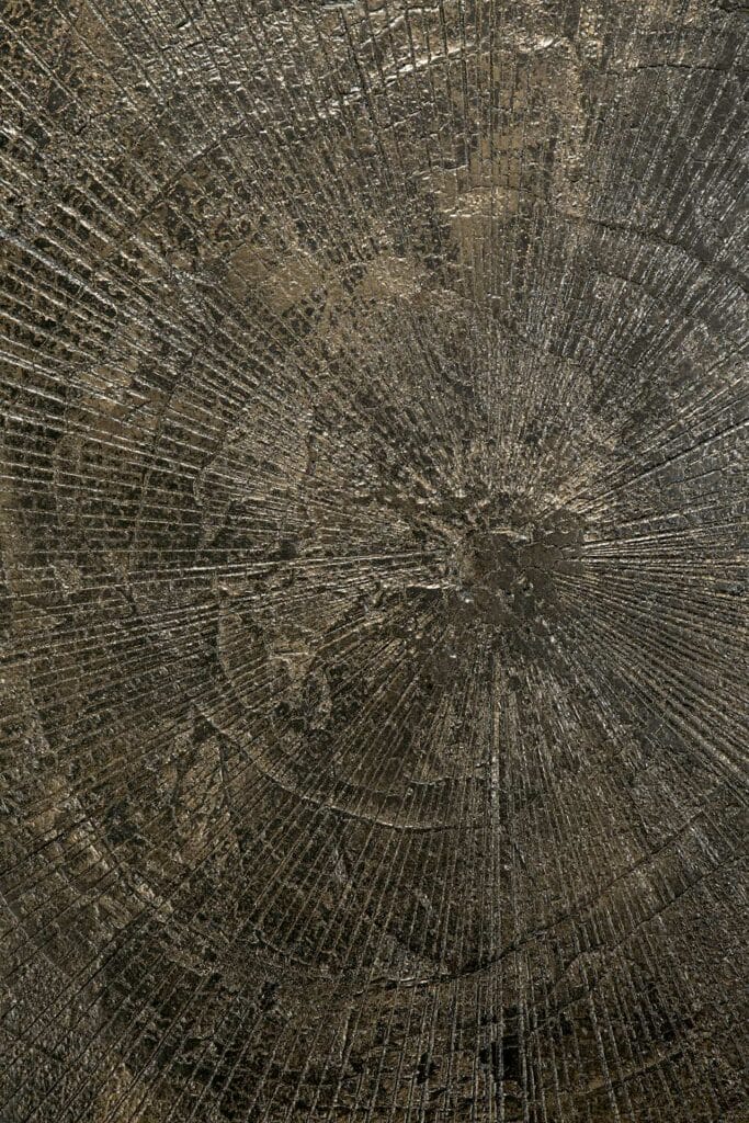 Une image en gros plan d'une tranche de Table basse Slice avec un rayon de soleil.