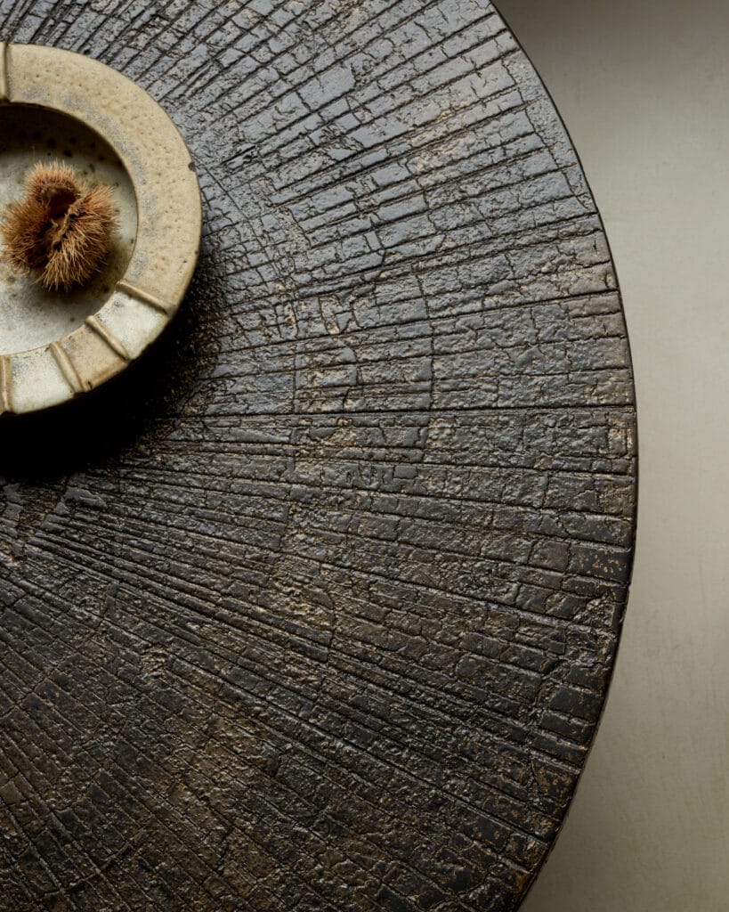 Une table basse Slice avec un bol dessus.