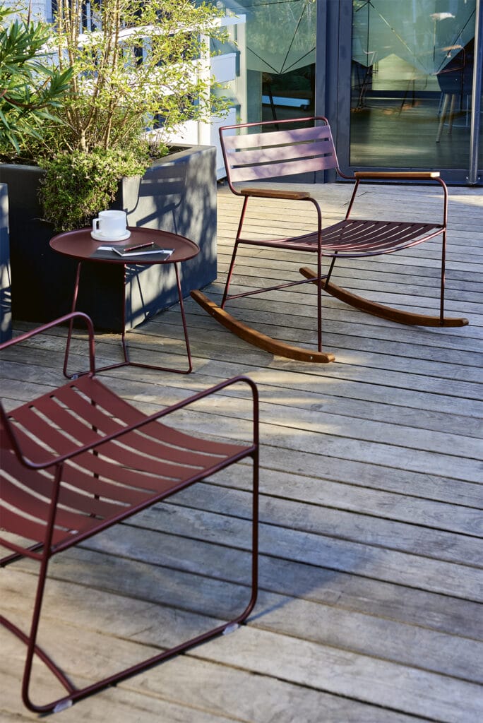 Un Rocking Chair surprenant sur une terrasse en bois.