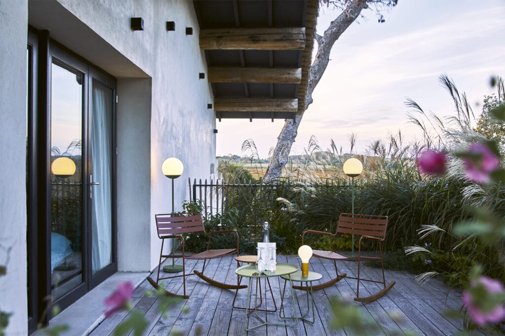 Une terrasse en bois avec le Rocking Chair Surprenant en plus.