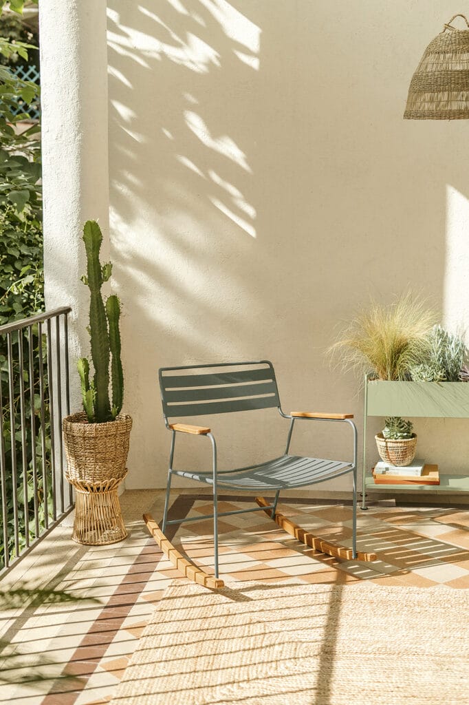 Un Rocking Chair Surprenant avec un rocking chair et un cactus.