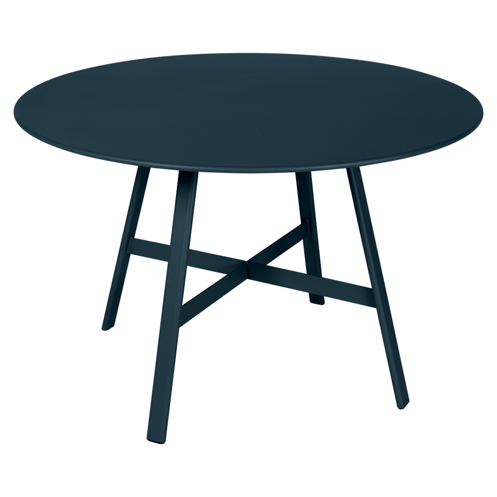 Une Table So'O, diam 117cm avec un piètement noir et de couleur bleu foncé.