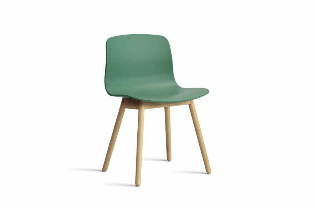 Une chaise verte avec des pieds en bois sur fond blanc, également connue sous le nom de chaise.