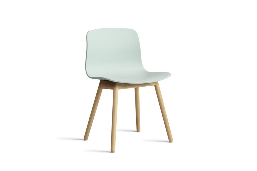 Une chaise vert clair avec des pieds en bois et un design chaise.