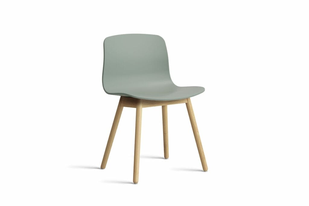 Une chaise verte avec des pieds en bois sur fond blanc.