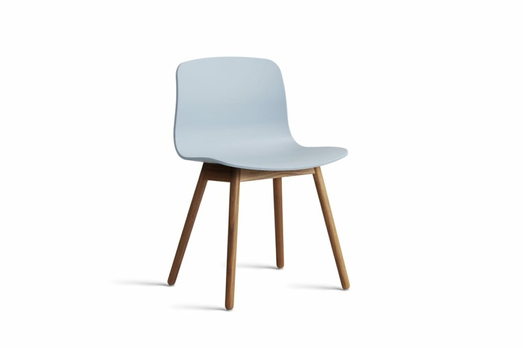 Une chaise bleu clair avec des pieds en bois et une méridienne.