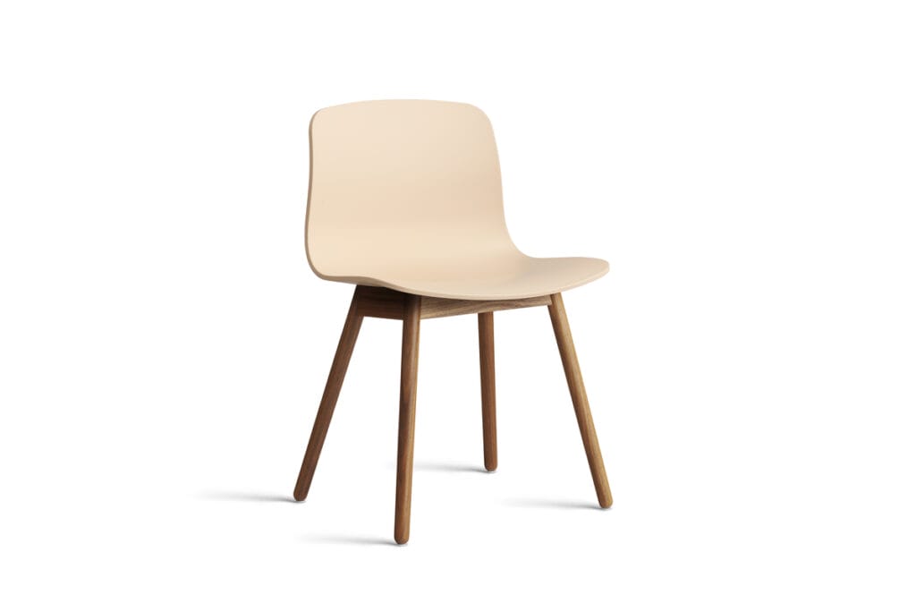 Une chaise beige avec des pieds en bois sur fond blanc.