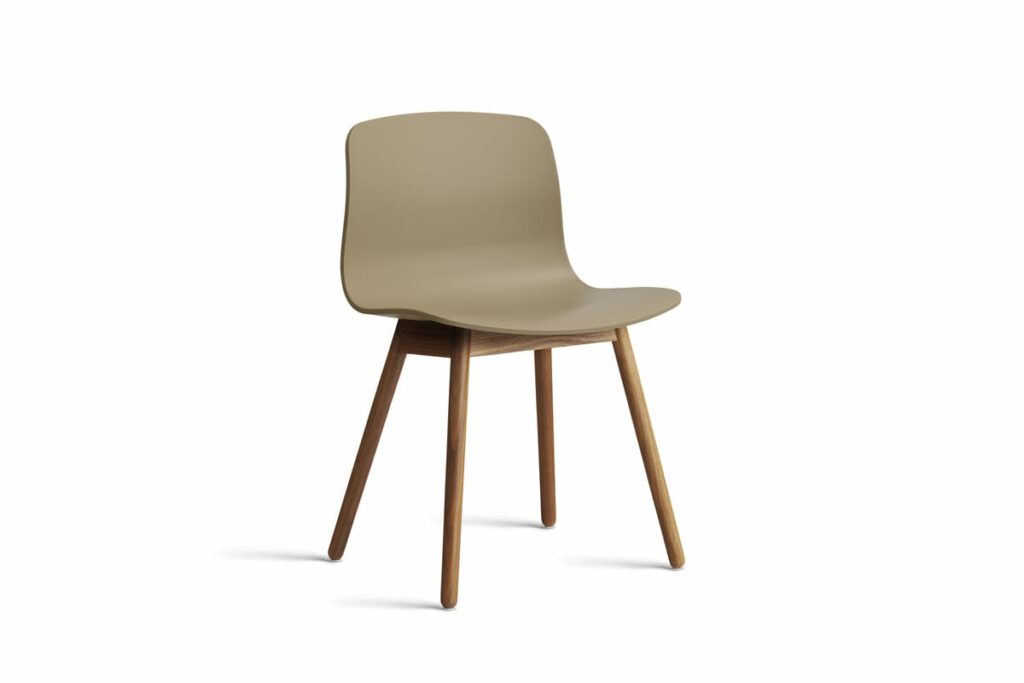 Une chaise AAC12 beige avec pieds en bois sur fond blanc.