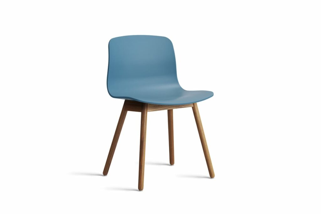 Une chaise bleue avec des pieds en bois sur fond blanc Mots-clés : Chaise