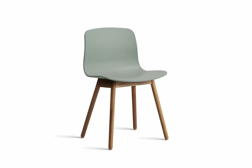Une chaise rembourrée verte avec des pieds en bois.