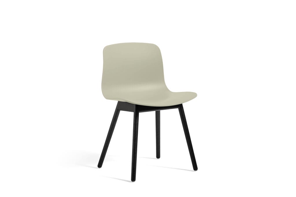 Une chaise Chaise AAC12 avec une assise beige et des pieds noirs.