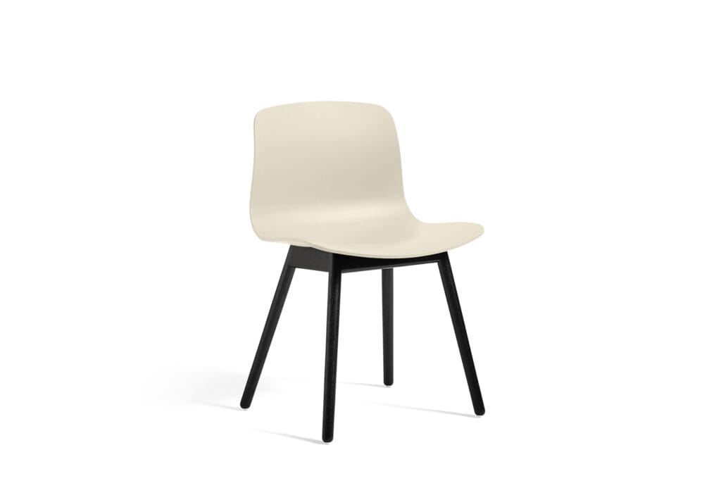 Une chaise AAC12 avec des pieds noirs sur fond blanc.