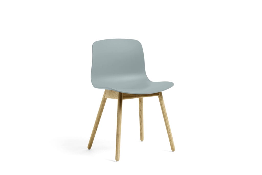 Une chaise bleu clair avec des pieds en bois, également connue sous le nom de Chaise AAC12.