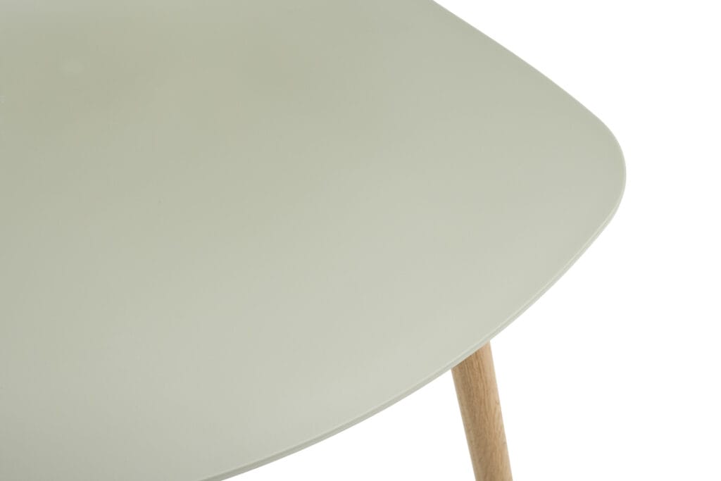 Un gros plan d'une chaise AAC12 avec des pieds en bois.