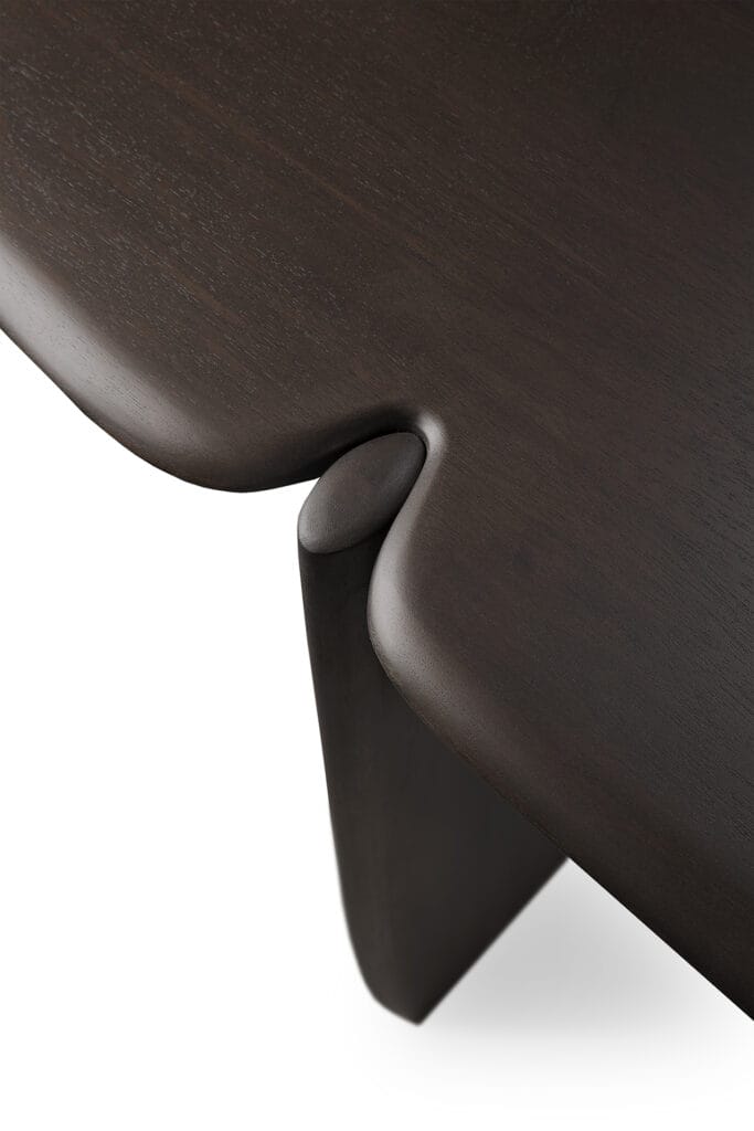 Gros plan d'une console PI en bois sombre avec un bord incurvé.