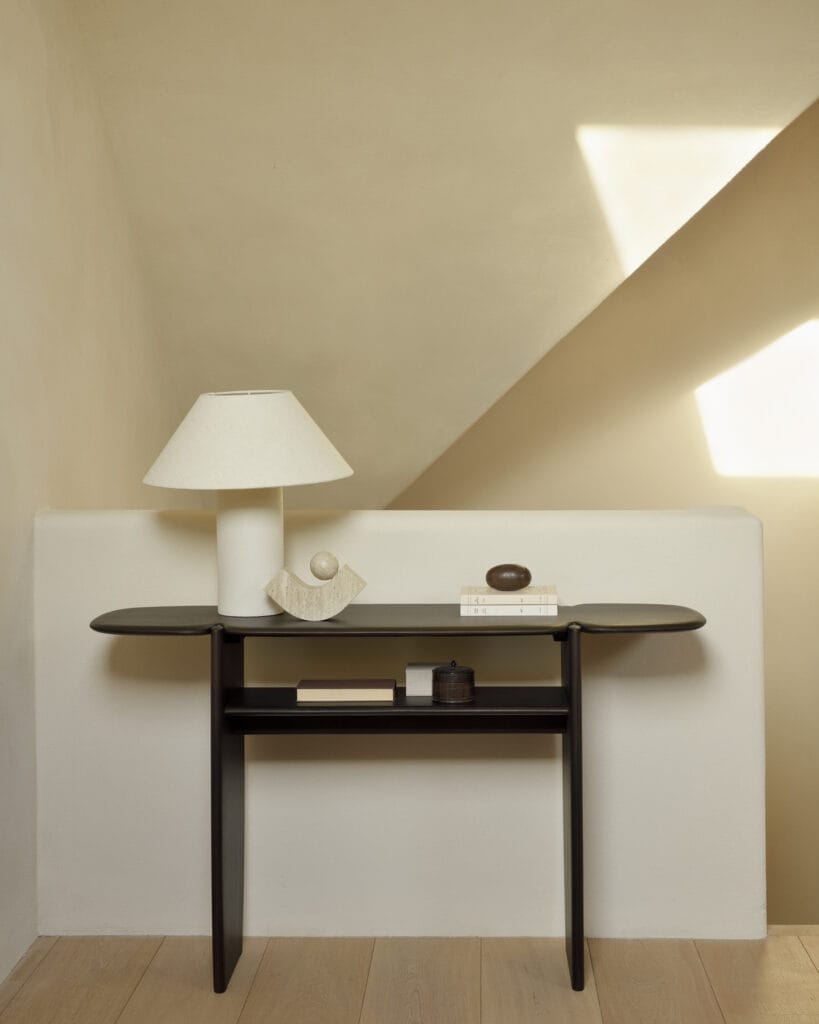 Une console PI avec une lampe dessus.