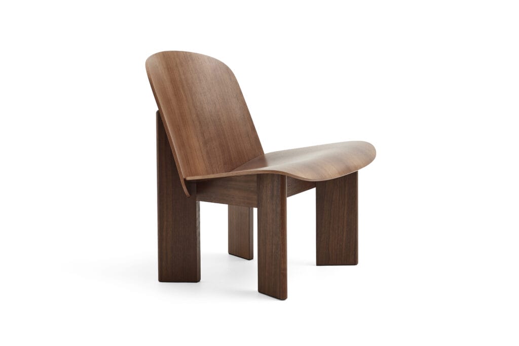 Une chaise en noyer avec une assise en bois.