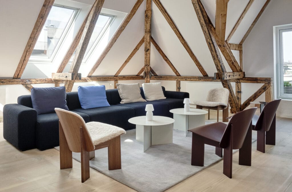 Un séjour avec poutres en bois et chaise longue Chisel.