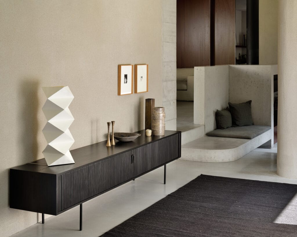 Un salon moderne avec une TV Meuble noire.