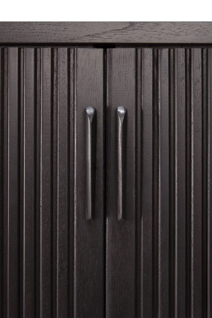 Un gros plan d'un meuble noir avec des poignées en métal, parfait pour les amateurs de Roller Max ou ceux à la recherche d'un Meuble TV élégant.