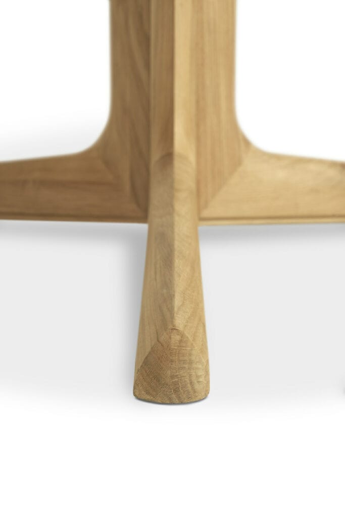 La table Corto ronde d'Ethnicraft présente une base en bois robuste et dégage une élégance intemporelle.