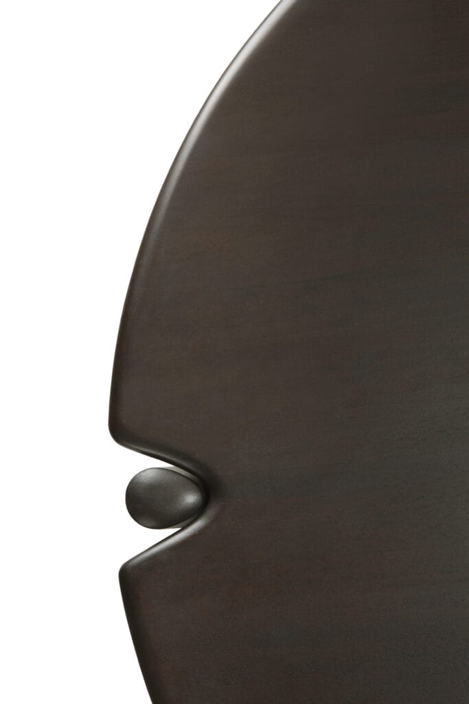 Un gros plan d'une table marron avec un trou, appelée Table basse ronde PI.