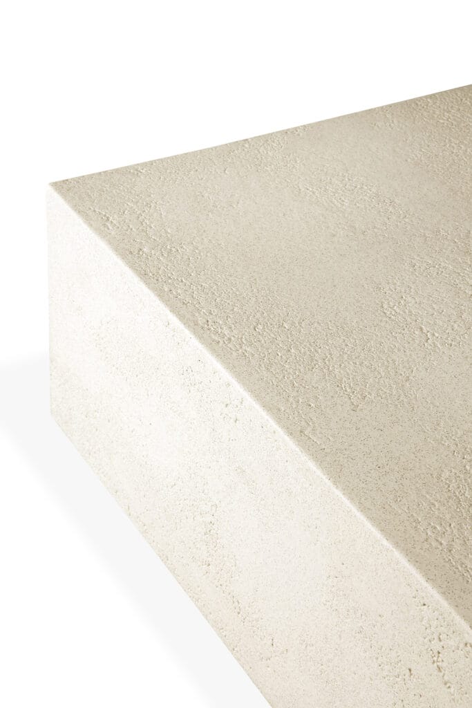Un morceau de béton blanc posé sur une surface blanche, peut-être une table basse Elements.
