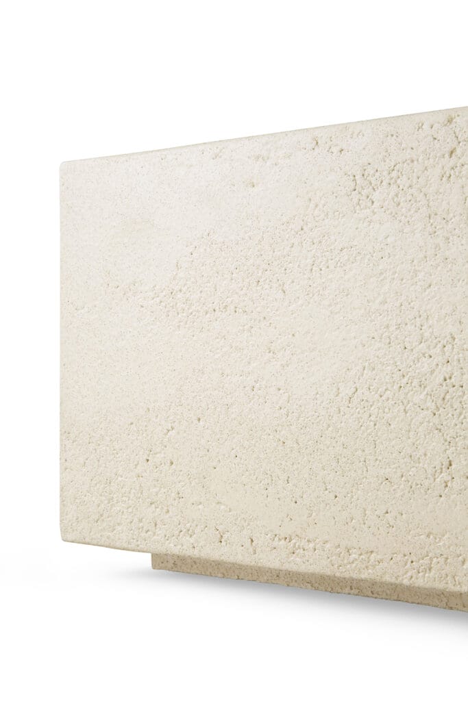 Un morceau de pierre rectangulaire sur fond blanc, parfait comme élément de table basse.